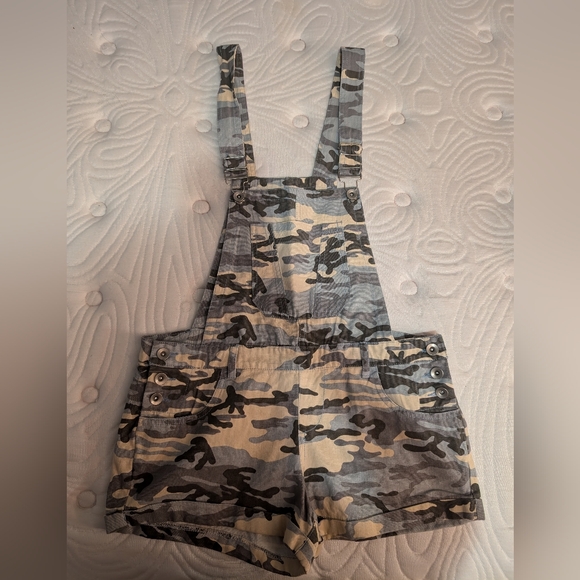 Overall, Romper, Shortall - Picture 1 of 3